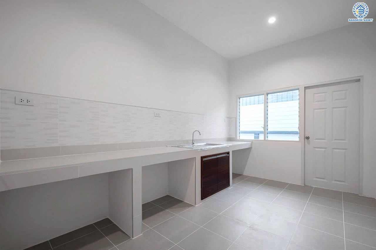 บ้านมือสองตกแต่งใหม่ โครงการ นาราภิรมย์ พุทธมณฑลสาย3 ตกแต่งหรูหรา เนื้อที่ 100 ตร.ว. พื้นที่ใช้สอย 218.73 ตร.ม. ฟังก์ชัน 3 ห้องนอน 4 ห้องน้ำ 1 ห้องแม่บ้าน จอดรถได้ 2 คัน บนทำเลเชื่อมต่อเมือง ใกล้เซ็นทรัลศาลายา, เดอะมอลล์บางแค และทางคู่ขนานลอยฟ้าบรมราชชนนี รายล้อมด้วยสิ่งอำนวยความสะดวกครบ